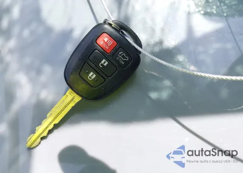 2015 Toyota Rav4 Xle z USA, uszkodzony, nr VIN JTMWFREVXFD066848